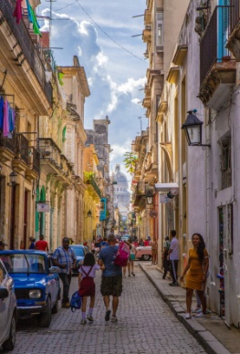 Gente y coches en las calles de La Habana